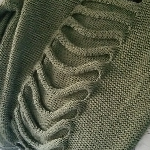 Green sweater - Picture 4 of 4